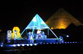 Japan keyboardist gives concert by Egyptian pyramids